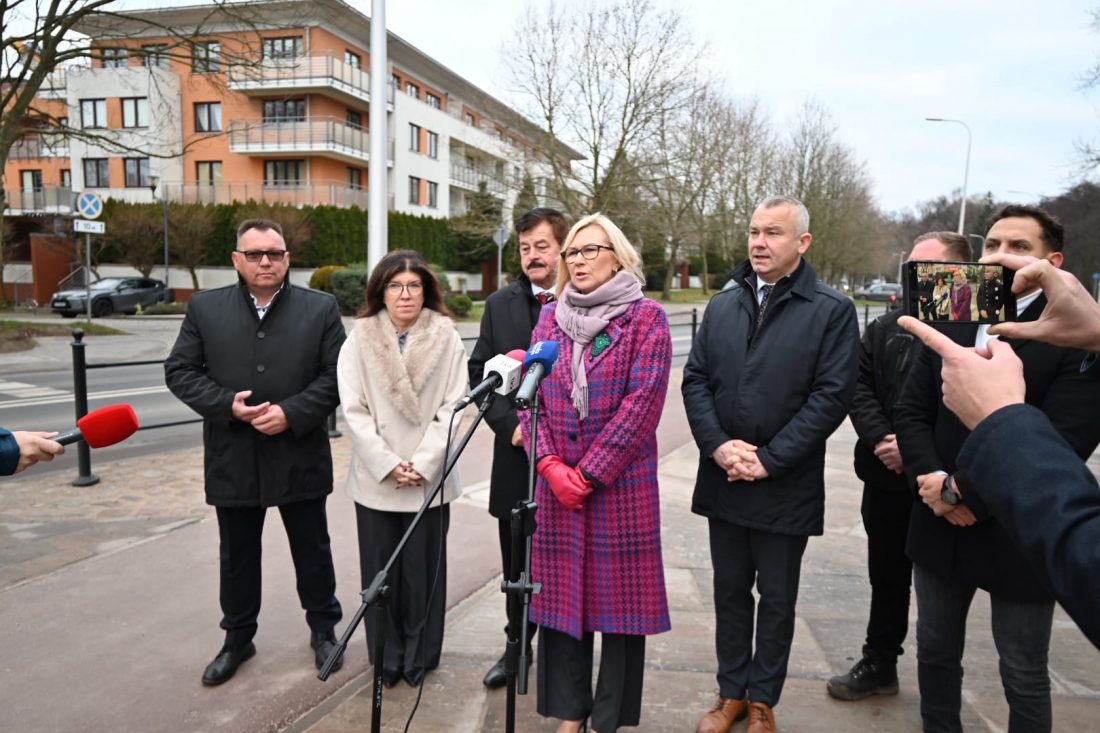 Wicemarszałkini województwa Anna Bańkowska (przy mikrofonie) wzięła udział w otwarciu wyremontowanej ulicy Fredry w Kołobrzegu - fot. Starostwo Powiatowe w Kołobrzegu....
