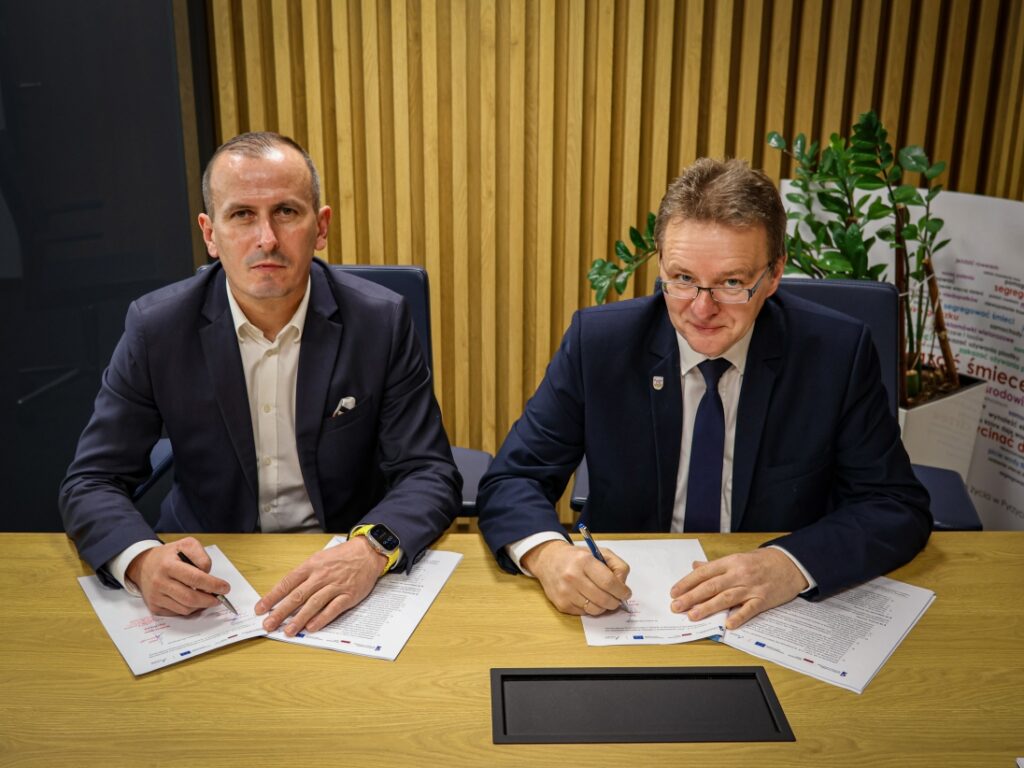 Członek Zarządu Województwa Marcin Łapeciński i wójt Krzysztof Mrzygłód podpisują umowę o dofinansowanie projektu