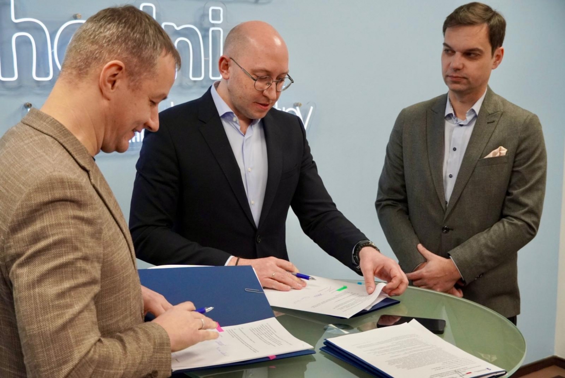 Wicemarszałek województwa Jakub Kowalik (w środku) praz szefowie spółki iNet Media Group podpisali dwie umowy obejmujące unijne wsparcie na innowacje produktowe i nowe miejsca pracy....