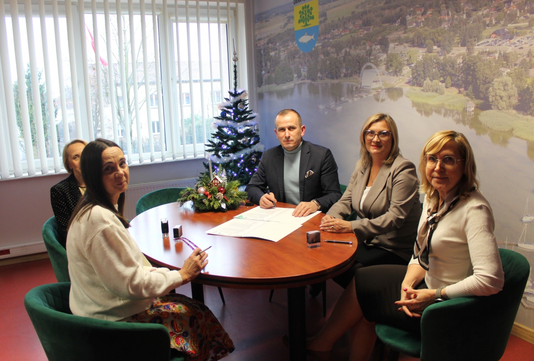Członek Zarządu Województwa Marcin Łapeciński oraz wójt Kobylanki Julita Pilecka (pierwsza z lewej) podpisali umowę przyznającą gminie unijne wsparcie na ambitny projekt kulturalny - fot. Urząd Gminy Kobylanka....