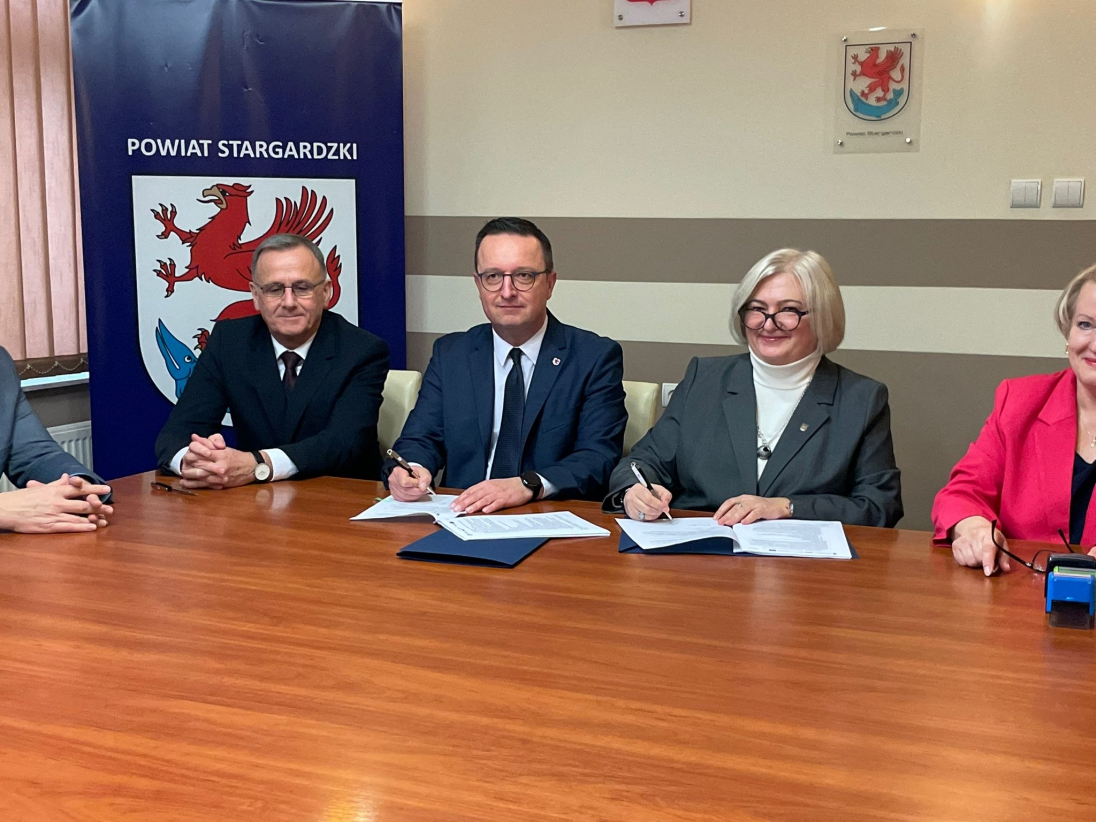 Członek Zarządu Województwa Bogdan Jaroszewicz (drugi z lewej) oraz starosta stargardzka Iwona Wiśniewska podpisali umowę gwarantującą wsparcie UE na kolejny etap modernizacji głównego wjazdu do Stargardu od strony Szczecina....