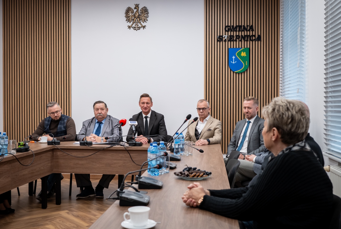 W środę, 3 grudnia 2025 r. w sali sesyjnej Urzędu Miasta i Gminy Stepnica – w obecności Marszałka Województwa Zachodniopomorskiego Olgierda Geblewicza – została podpisana umowa między gminą, a wykonawcą prac w pilotażowym programie...