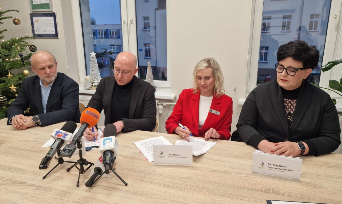 Wicemarszałek województwa (drugi z lewej) podpisał umowę z władzami szpitala w Szczecinku na zmiany w pracowni endoskopowej....