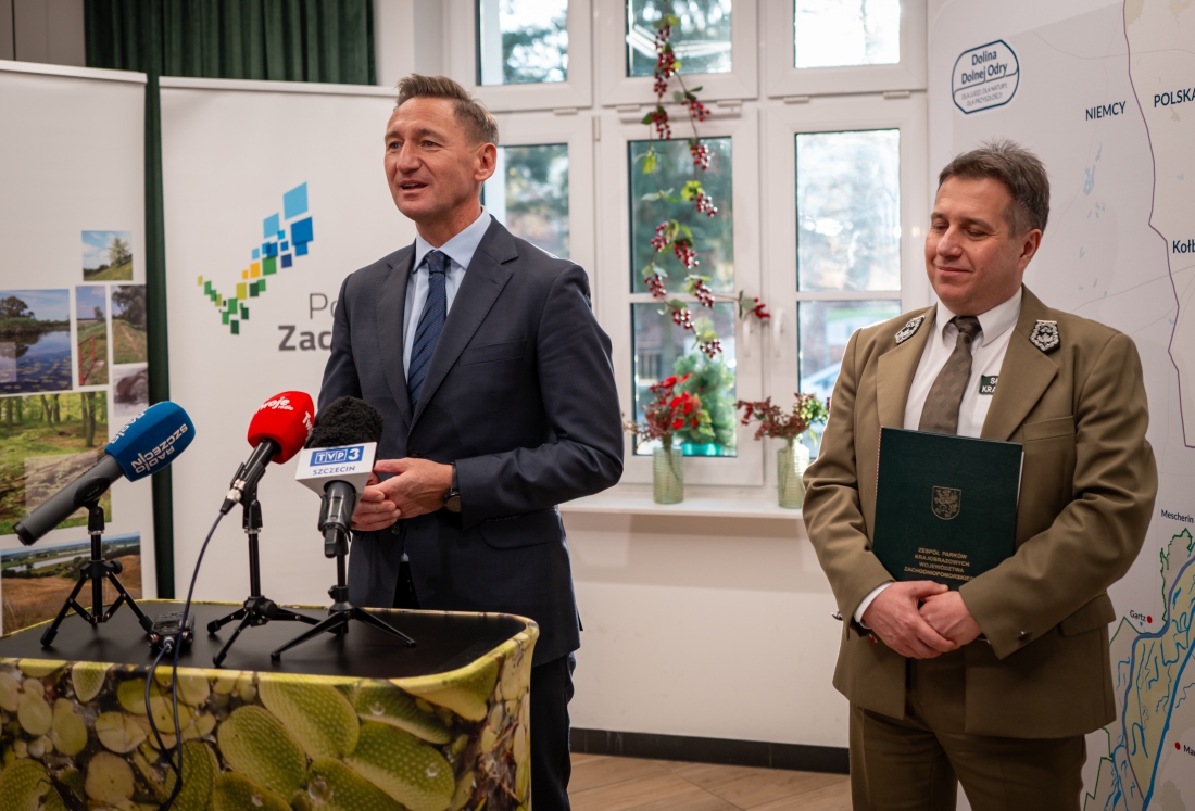 Marszałek Województwa Zachodniopomorskiego Olgierd Geblewicz i dyrektor Zespołu Parków Krajobrazowych Igor Szakowski podczas konferencji w siedzibie ZPKWZ podpisali umowy na opracowanie planów ochrony kolejnych czterech parków krajobrazowych...