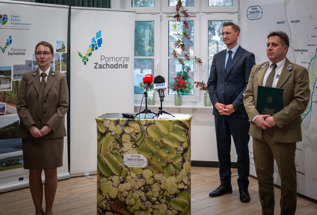 Marszałek Województwa Zachodniopomorskiego Olgierd Geblewicz i dyrektor Zespołu Parków Krajobrazowych Igor Szakowski podczas konferencji w siedzibie ZPKWZ podpisali umowy na opracowanie planów ochrony kolejnych czterech parków krajobrazowych...