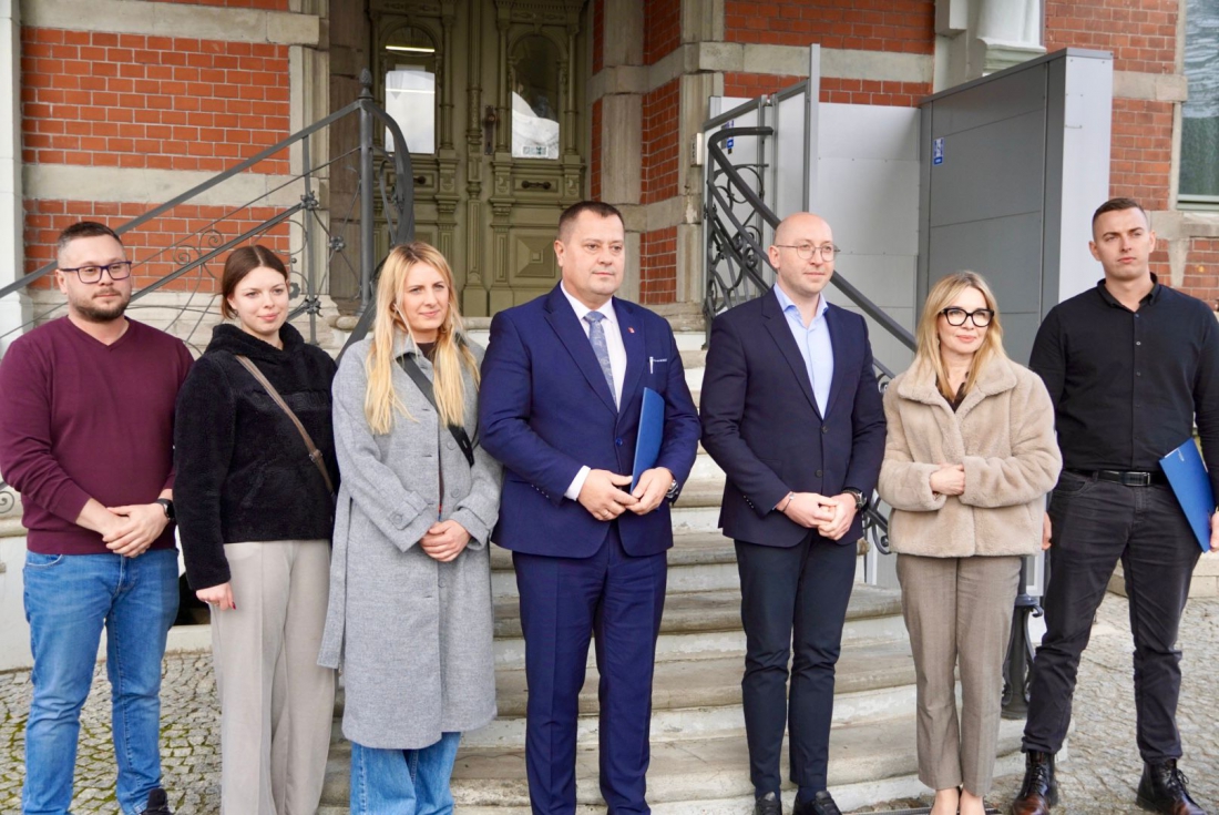 Wicemarszałek Jakub Kowalik wraz z beneficjentami przed Urzędem Gminy Sławno...