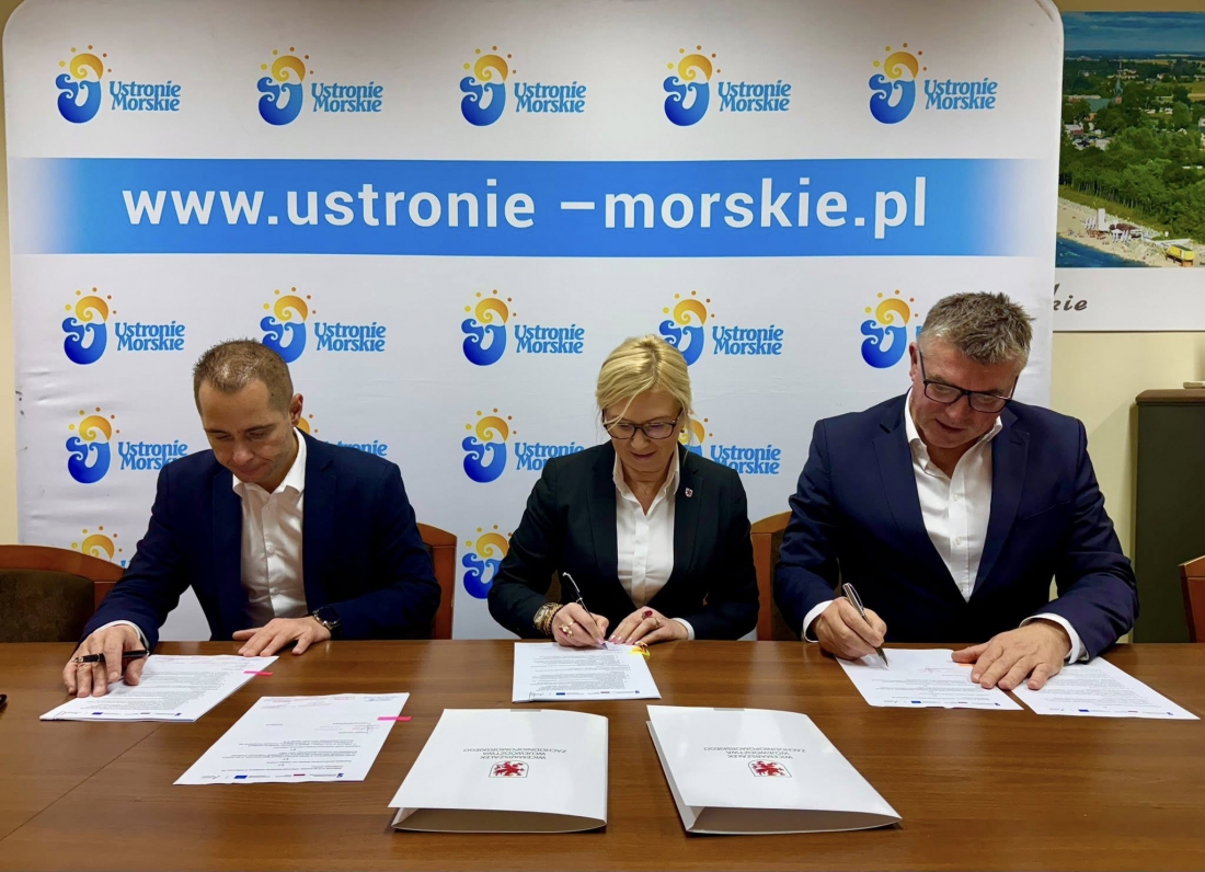 Wicemarszałkini Województwa Zachodniopomorskiego Anna Bańkowska oraz wójt gminy Grzegorz Czachorowski przy kontrasygnacie Skarbnika Gminy Jarosława Barańskiego podpisali umowę na rewitalizację parku....