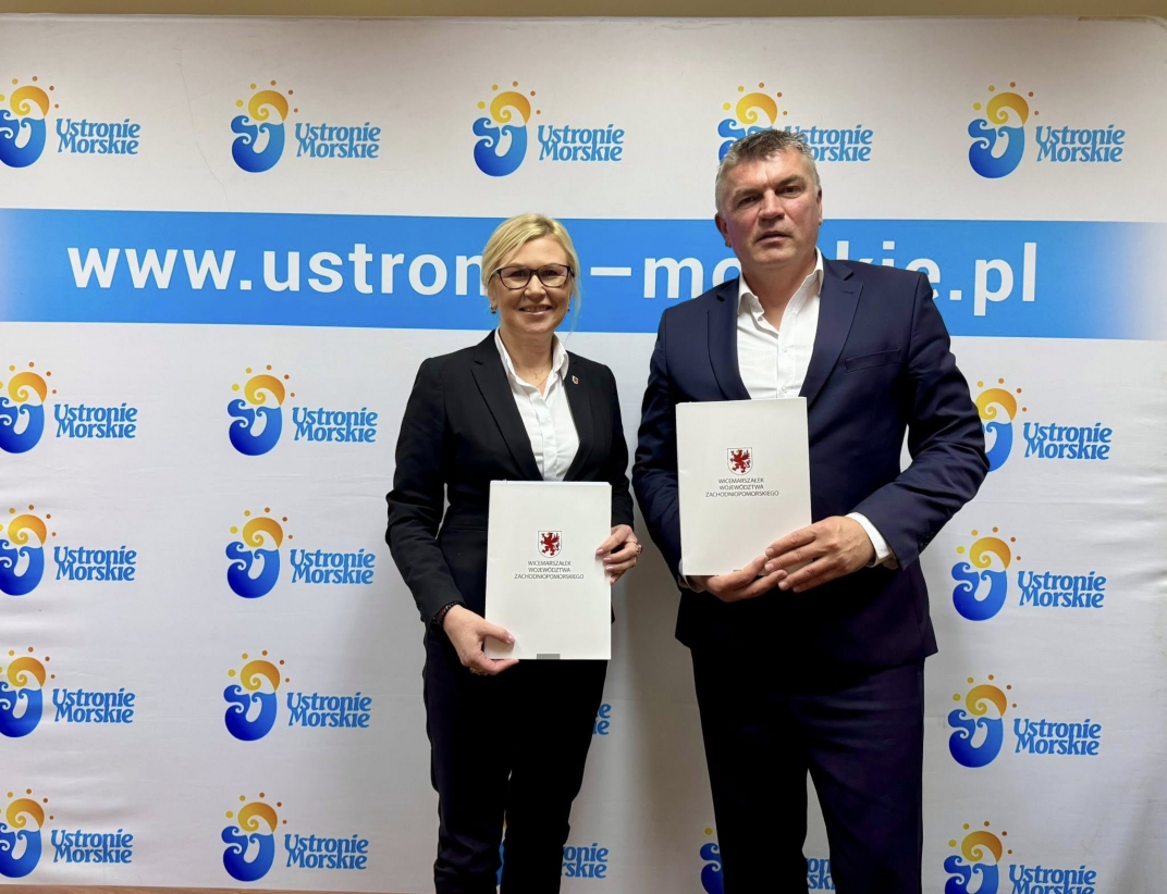Wicemarszałkini Województwa Zachodniopomorskiego Anna Bańkowska oraz wójt gminy Grzegorz Czachorowski przy kontrasygnacie Skarbnika Gminy Jarosława Barańskiego podpisali umowę umożliwiającą realizację tego zadania....