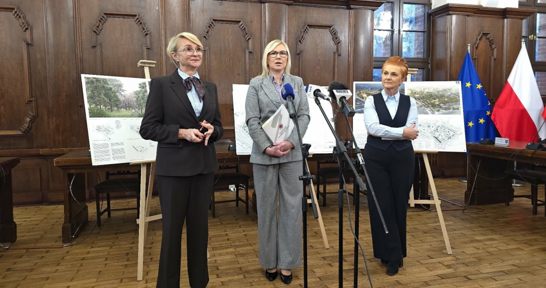 Wicemarszałkini województwa Anna Bańkowska (w środku) wzięła udział w uroczystym podpisaniu umowy, dzięki której Kołobrzeg zrewitalizuje Skwer Pionierów....