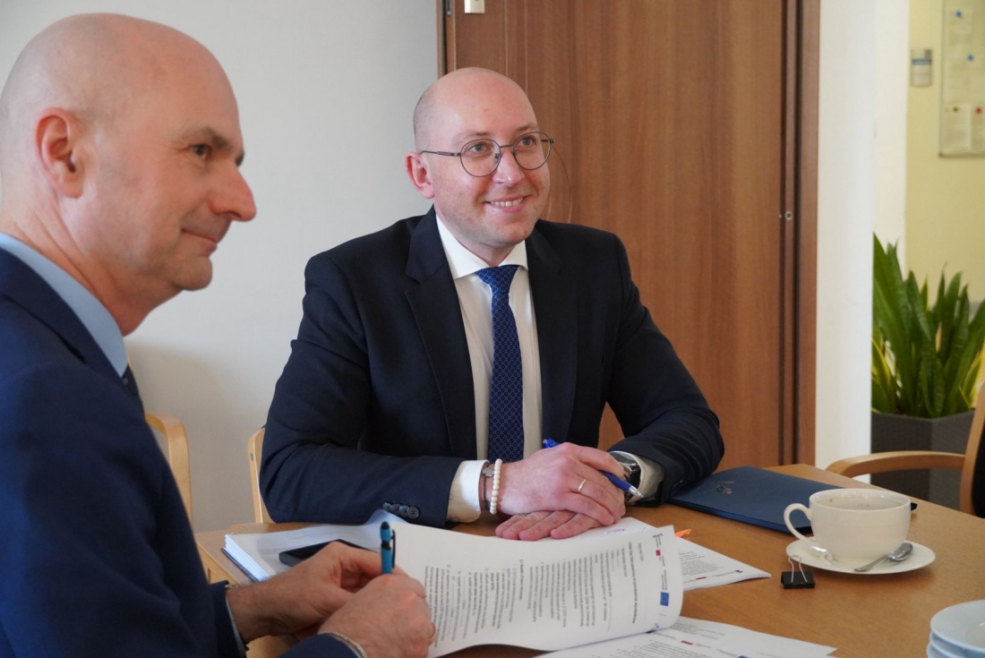 Wicemarszałek województwa Jakub Kowalik (wyżej ekranu) oraz wójt gminy Darłowo Radosław Głażewski podpisali umowę obejmującą unijne wsparcie na infrastrukturalne zmiany w uzdrowisku „Dąbki”....