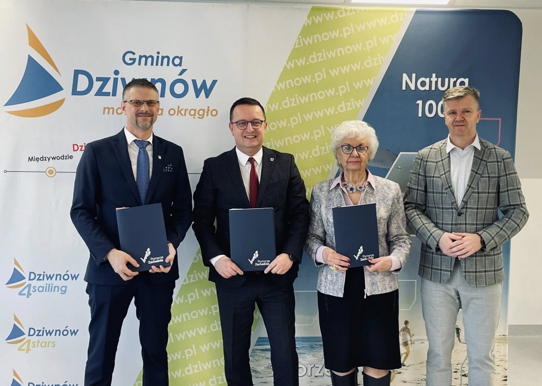 Członek Zarządu Województwa Bogdan Łapeciński (drugi z prawej) oraz burmistrz Dziwnowa Łukasz Dzioch (drugi z lewej) podpisali umowę gwarantującą unijne wsparcie na budowę trzech nowych zejść na plażę....