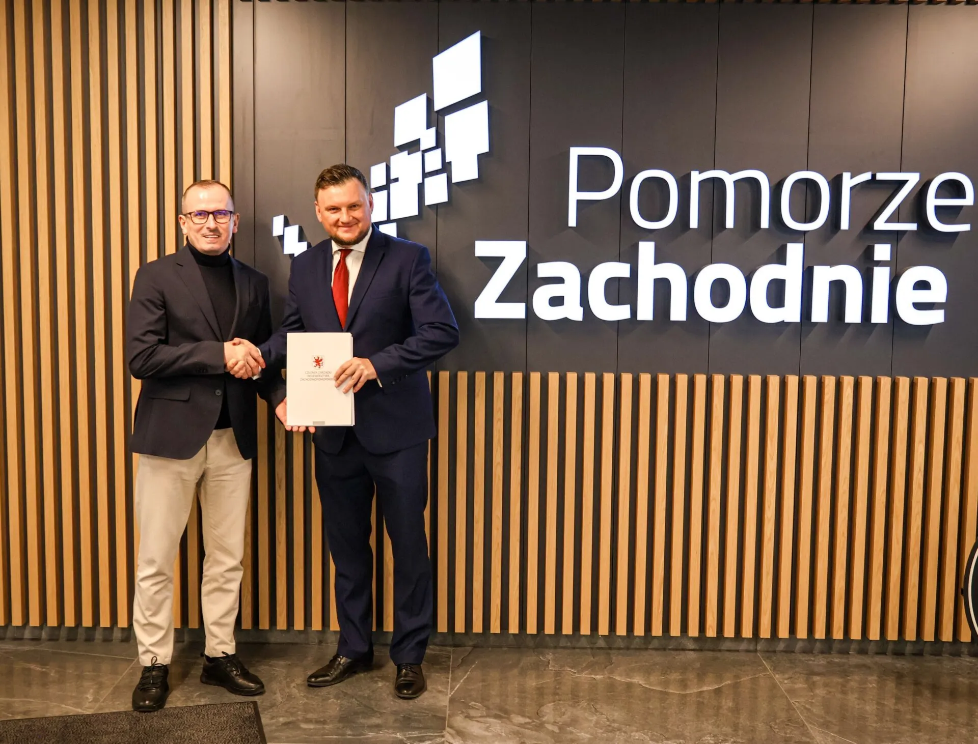 Członek Zarządu Województwa Marcin Łapeciński (z lewej) oraz burmistrz Lipian Bartłomiej Królikowski podpisali umowę gwarantująca unijne wsparcie na inwestycję nad jeziorem Wądół....