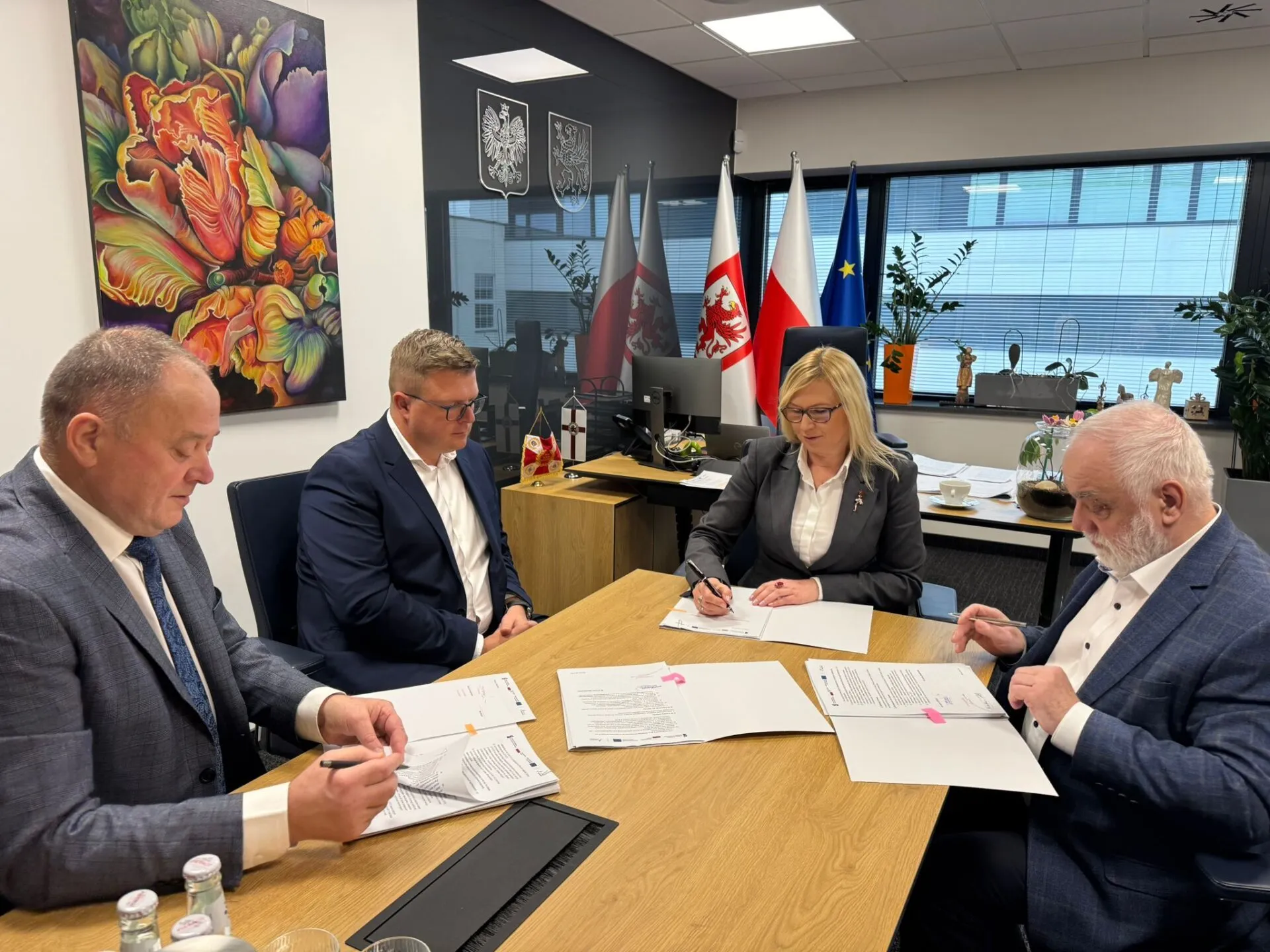 Wicemarszałkini województwa Anna Bańkowska podpisała ze starostą świdwińskim Mirosławem Majką (pierwszy z lewej) dwie umowy gwarantujące powiatowi fundusze europejskie....