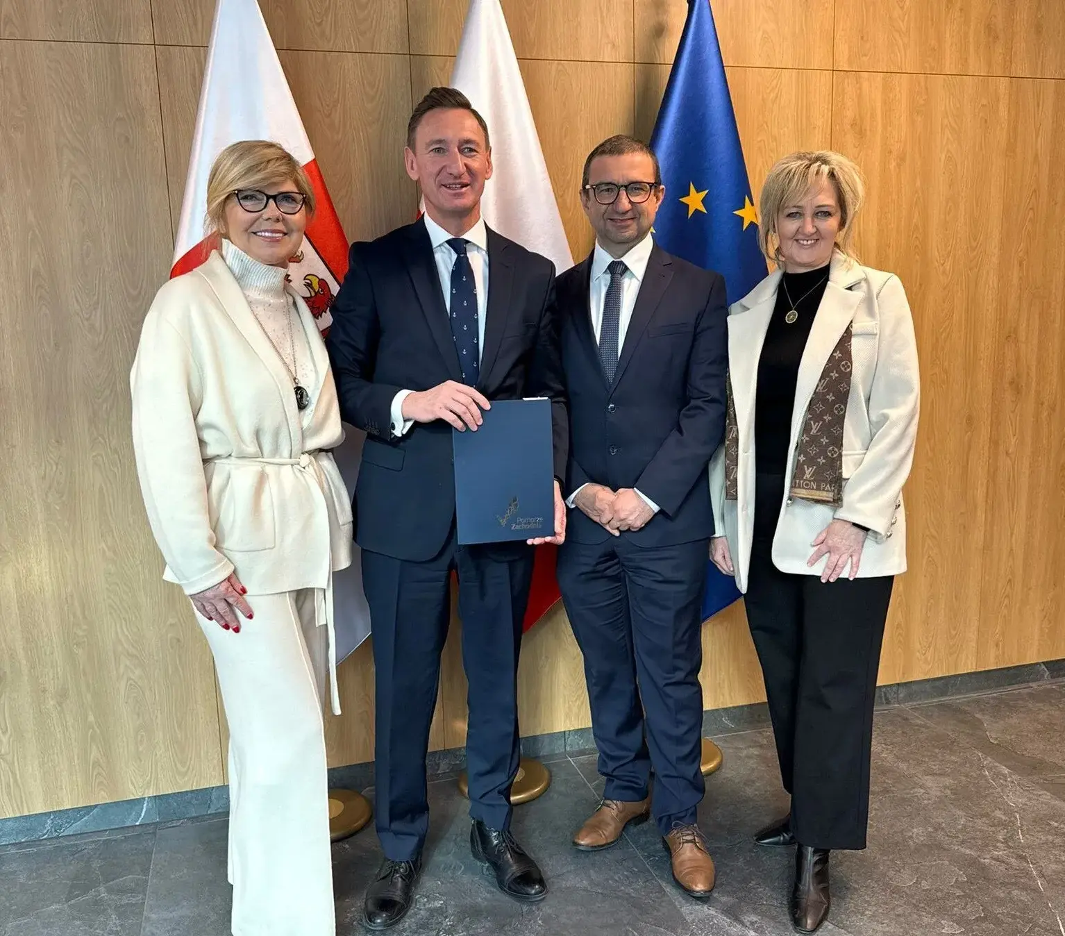 Marszałek województwa (trzyma umowę) podpisał z władzami powiatu gryfińskiego oraz dyrekcją gryfińskiego szpitala umowę gwarantującą unijne wsparcie na infrastrukturalny rozwój placówki....