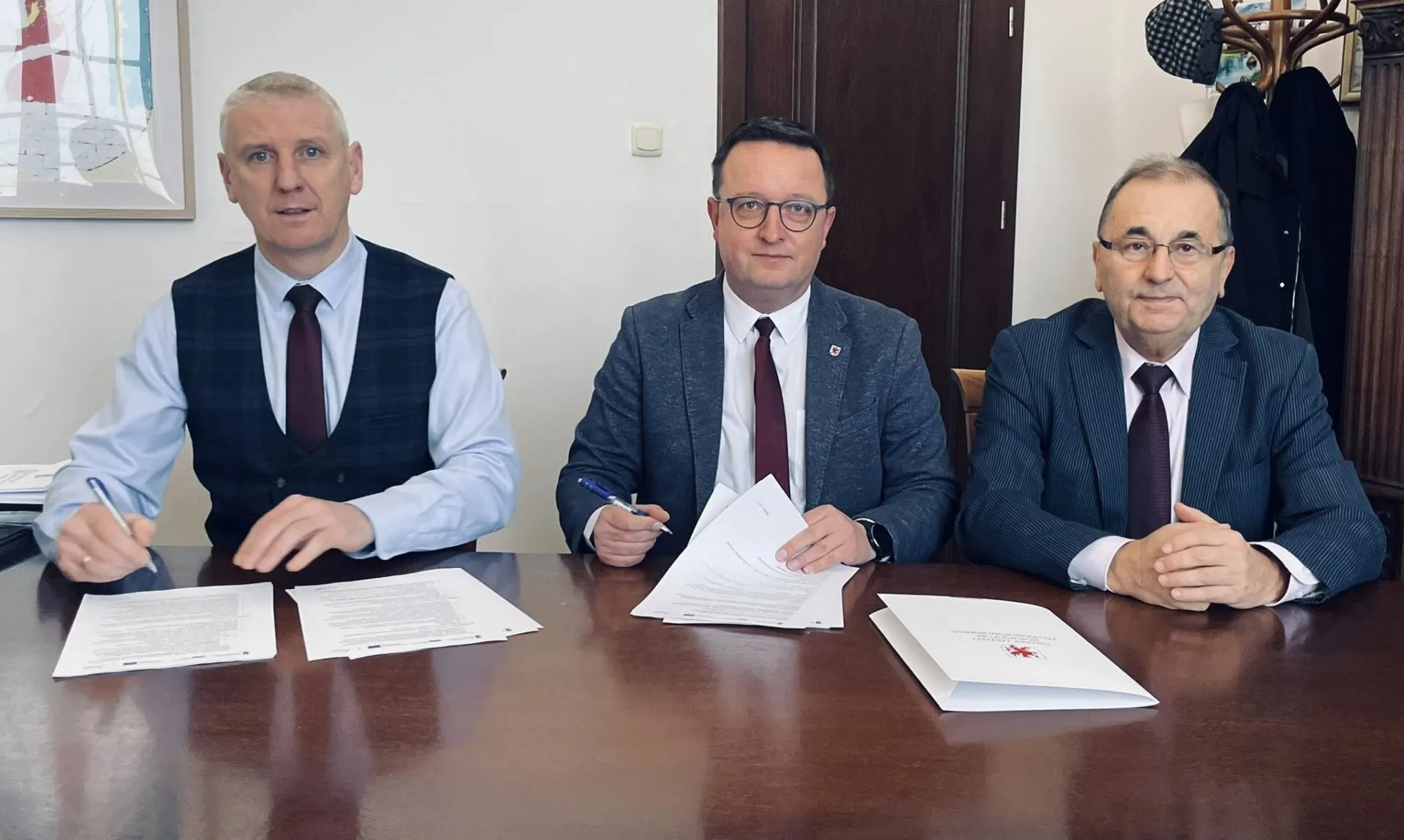 Dwie ważne inwestycje termomodernizacyjne z zastrzykiem eurofunduszy. Środki unijne trafią do Kamienia Pomorskiego i Brojc....