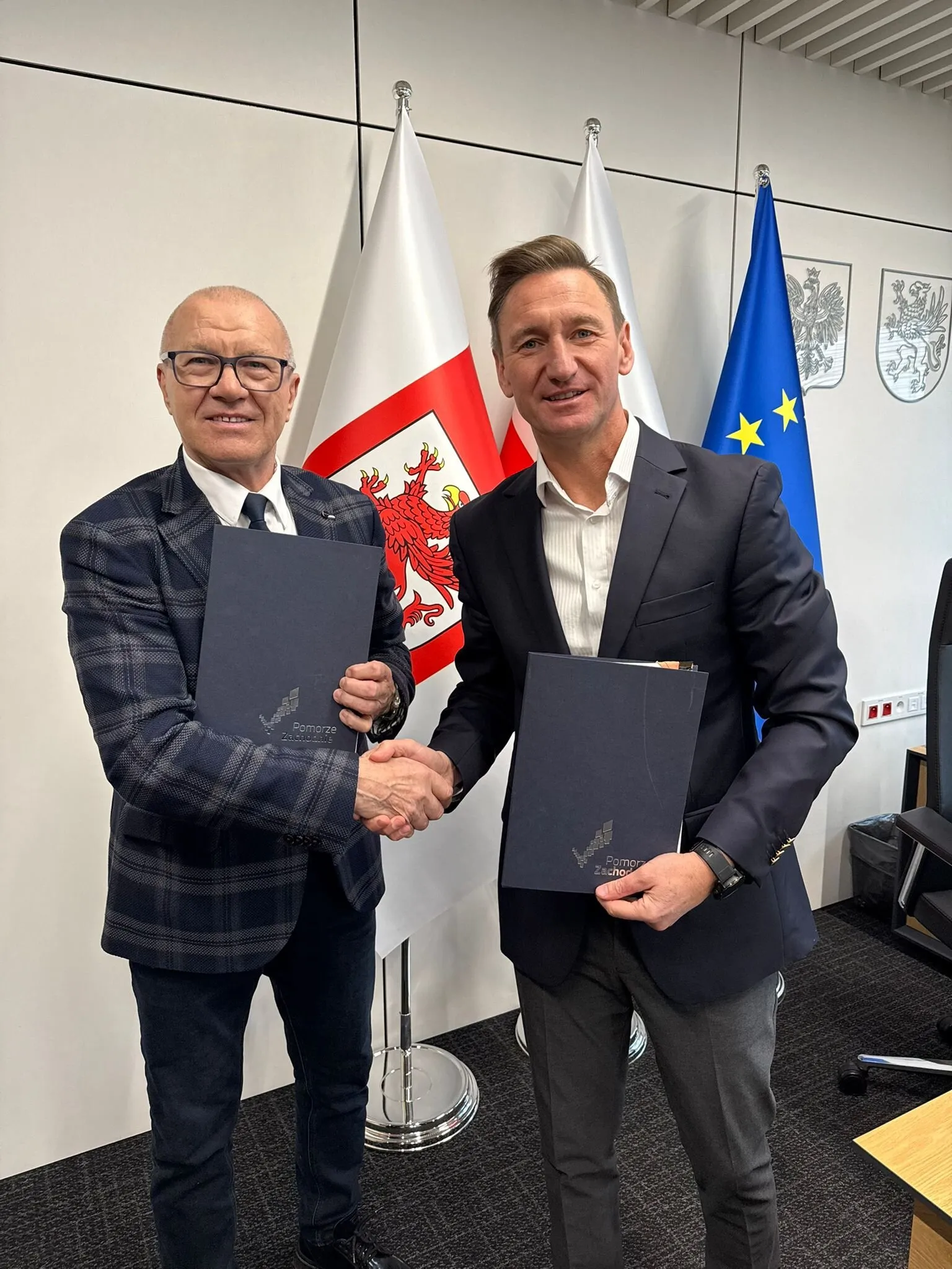 Podpisana umowa oznacza dla Powiatu Łobeskiego pozyskanie unijnej dotacji w wysokości 4,4 mln zł...