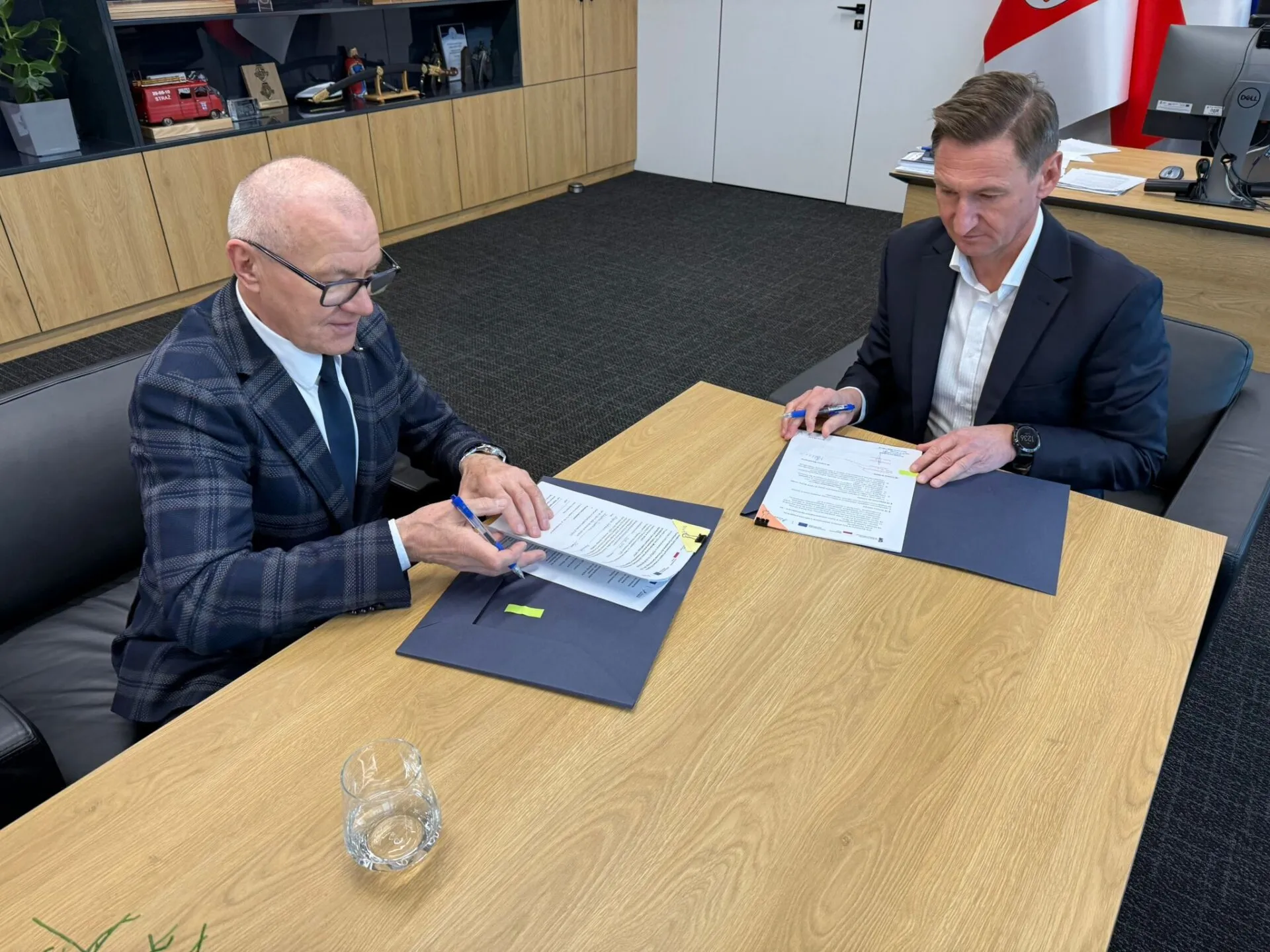 Marszałek Województwa Zachodniopomorskiego (z prawej) i starosta łobeski Edward Arys podpisali umowę gwarantującą fundusze europejskie na zmiany w Zespole Szkół im. Tadeusza Kościuszki w Łobzie...