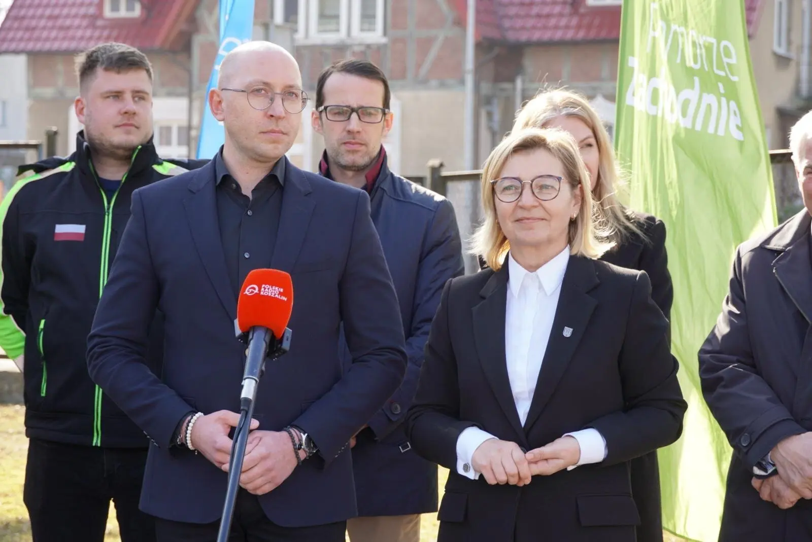 Wicemarszałek województwa Jakub Kowalik (przy mikrofonie) wziął udział w oficjalnym przekazaniu placu budowy kolejnego etapu robót na DW nr 163....