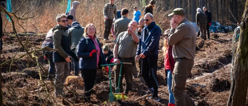 4 tysiące drzew na pierwszy dzień wiosny. Mieszkańcy i leśnicy posadzili las w Trzebieży
