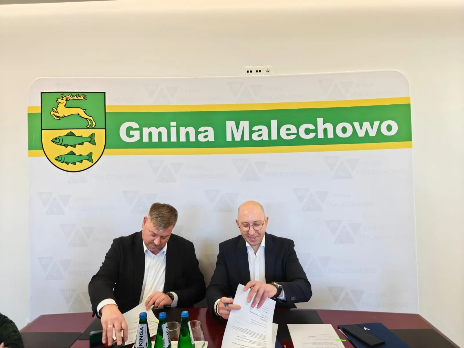 Wicemarszałek województwa Jakub Kowalik (z prawej) oraz wójt Malechowa Krzysztof Jarotek podpisali umowę gwarantującą gminie fundusze europejskie na powstanie mieszkań wspomaganych....