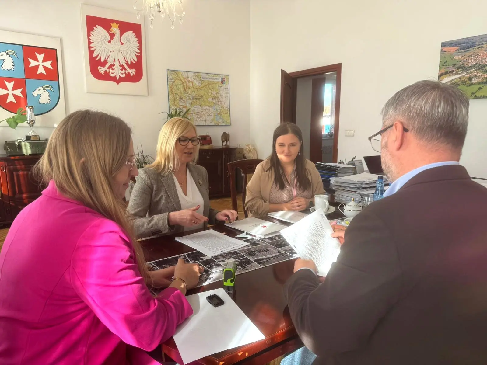 Wicemarszałkini województwa Anna Bańkowska (druga z lewej) oraz burmistrz Mirosławca Piotr Pawlik podpisali umowę gwarantującą eurofundusze na budowę kolejnego odcinka ścieżki rowerowej....