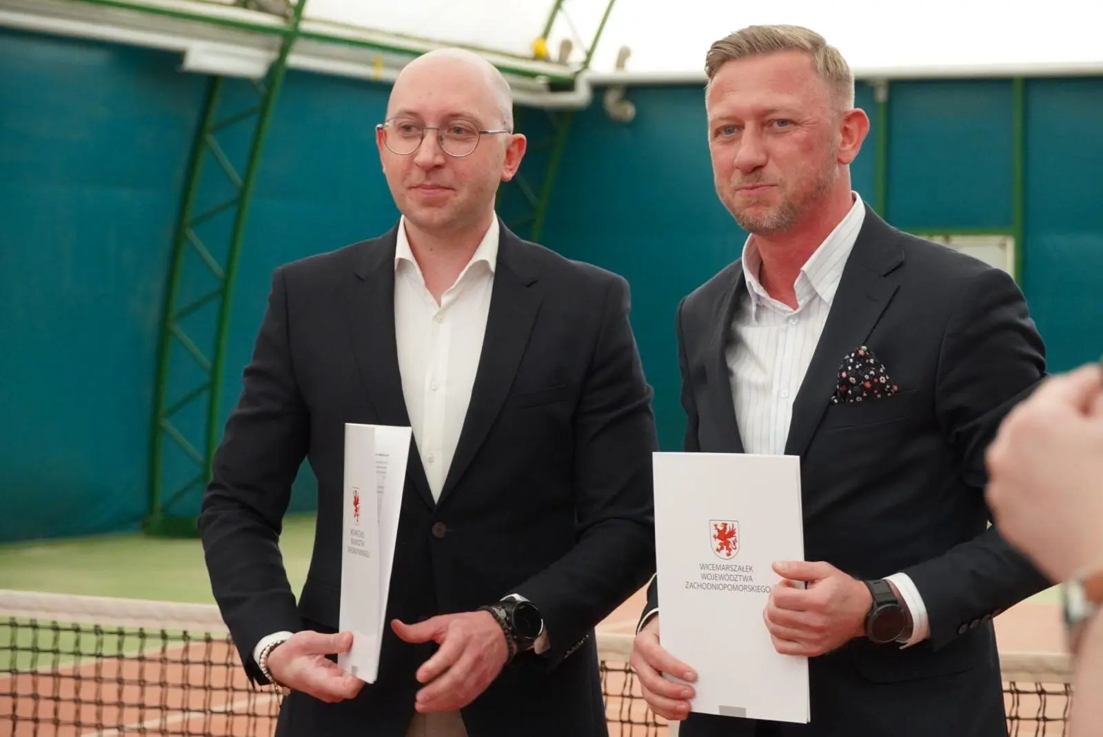 Jakub Kowalik z wizytą w Szczecinku. Wicemarszałek przekazał wsparcie samorządu województwa na modernizację kortów tenisowych i budowę ścieżki rowerowej....