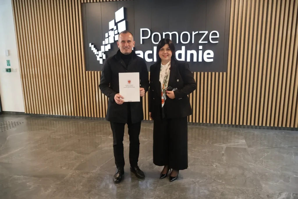 Członek Zarządu Województwa Marcin Łapeciński oraz burmistrzyni Trzebiatowa Marzena Domaradzka podpisali umowę gwarantującą gminie unijne wsparcie na odnowione parku miejskiego w Trzebiatowie.