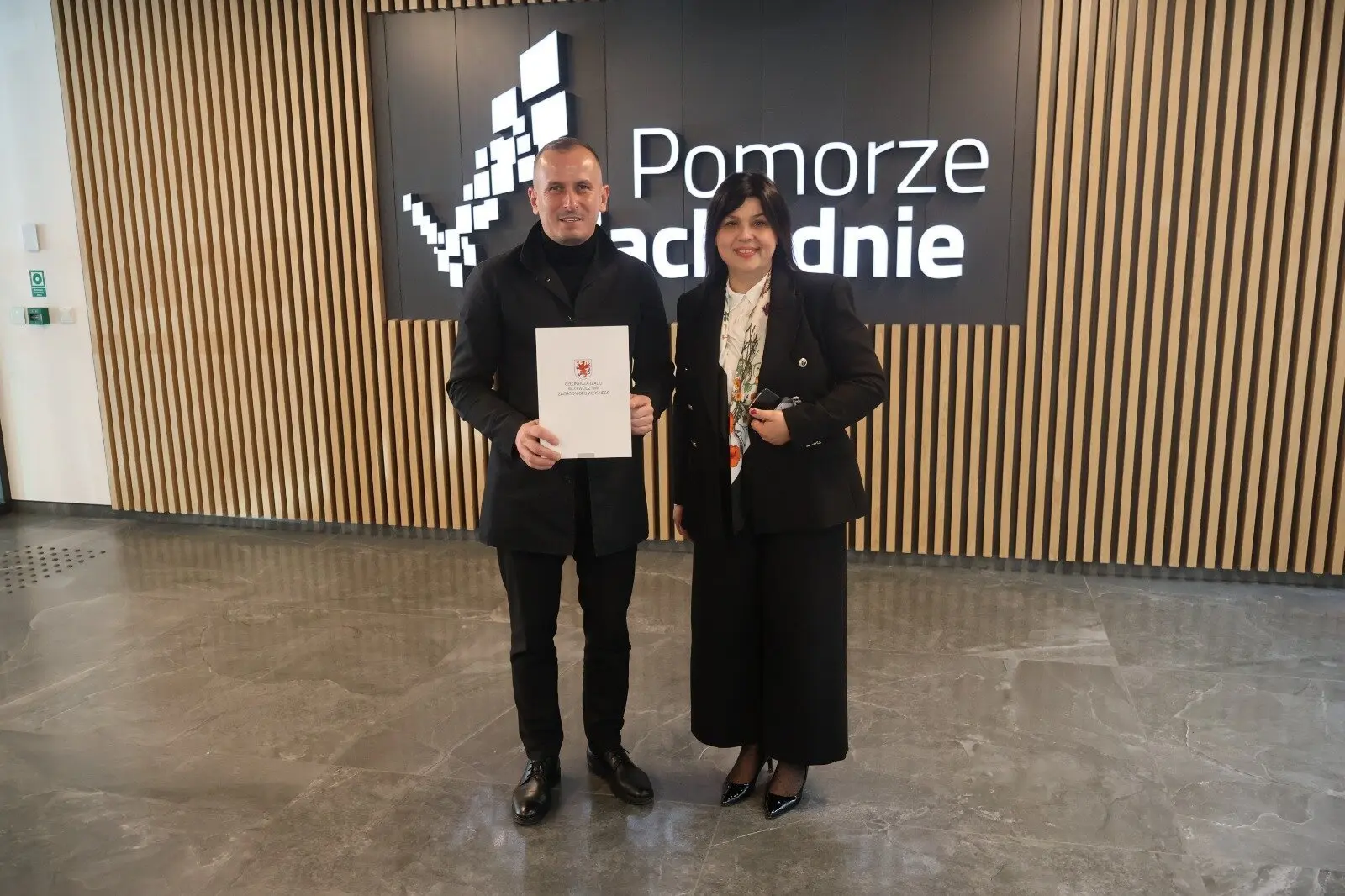 Członek Zarządu Województwa Marcin Łapeciński (z prawej) oraz burmistrz Myśliborza Piotr Sobolewski zawarli porozumienie pozwalające gminie zrefundować koszty rewitalizacji zabytkowego wiatraka....