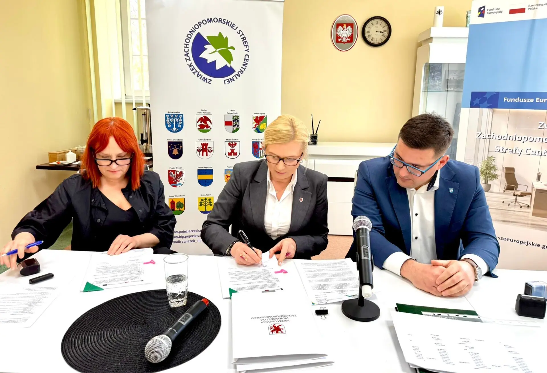 Wicemarszałkini województwa Anna Bańkowska (w środku) podpisała z przedstawicielami Związku Zachodniopomorskiej Strefy Centralnej umowę gwarantującą kolejne duże unijne wsparcie dla organizacji....