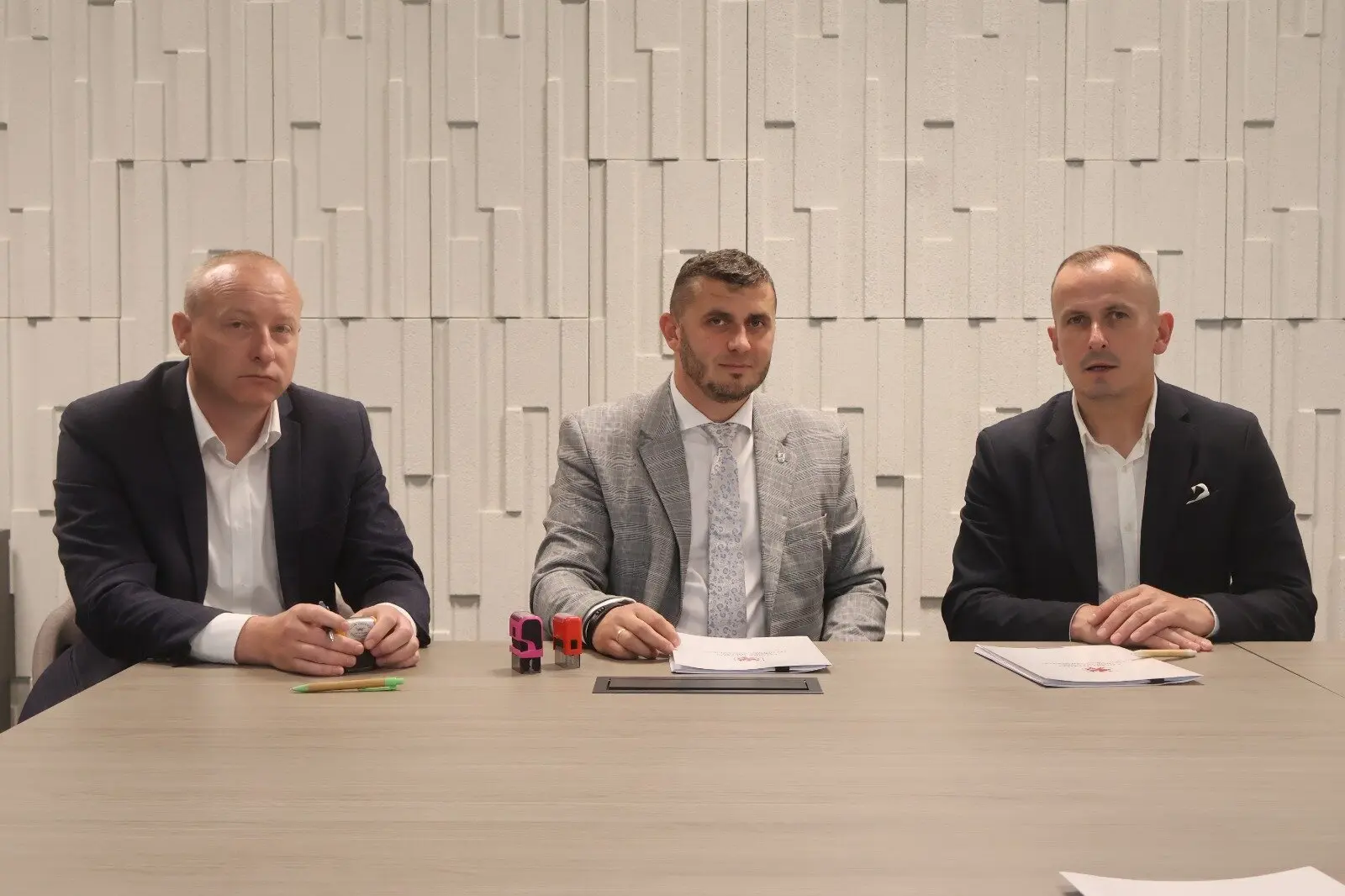 Członek Zarządu Województwa Marcin Łapeciński (pierwszy z prawej) zawarł także umowę gwarantującą pomoc UE dla gminy Marianowo....