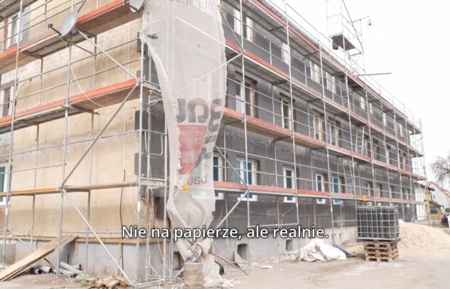  Wsparcie dla ludzi, wsparcie dla środowiska. Zobacz film, jak zmieniają się popegeerowskie budynki