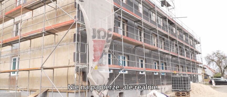 Wsparcie dla ludzi, wsparcie dla środowiska. Zobacz film, jak zmieniają się popegeerowskie budynki