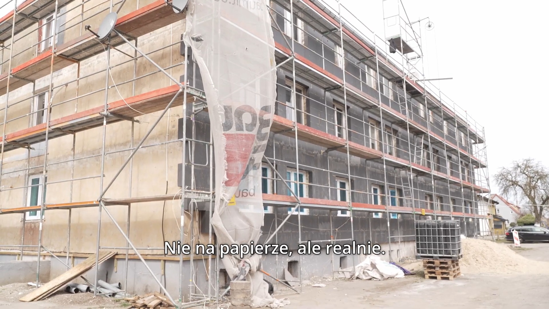 Wsparcie dla ludzi, wsparcie dla środowiska. Zobacz film, jak zmieniają się popegeerowskie budynki