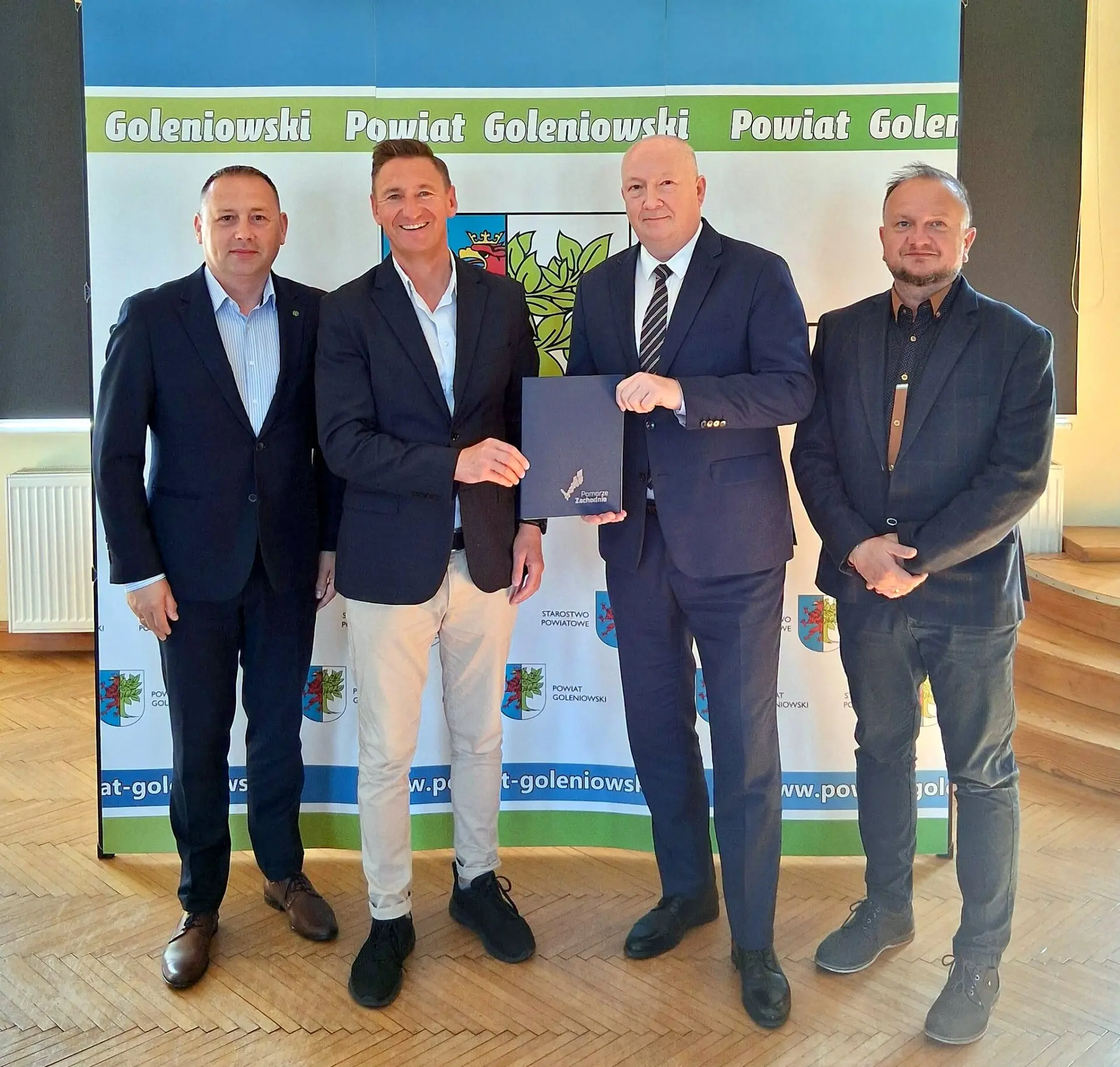 Podpisana umowa gwarantuje fundusze europejskie na remont odcinka drogi powiatowej nr 4103Z prowadzącej w Goleniowa do Rurzycy -fot. Starostwo Powiatowe w Goleniowie....