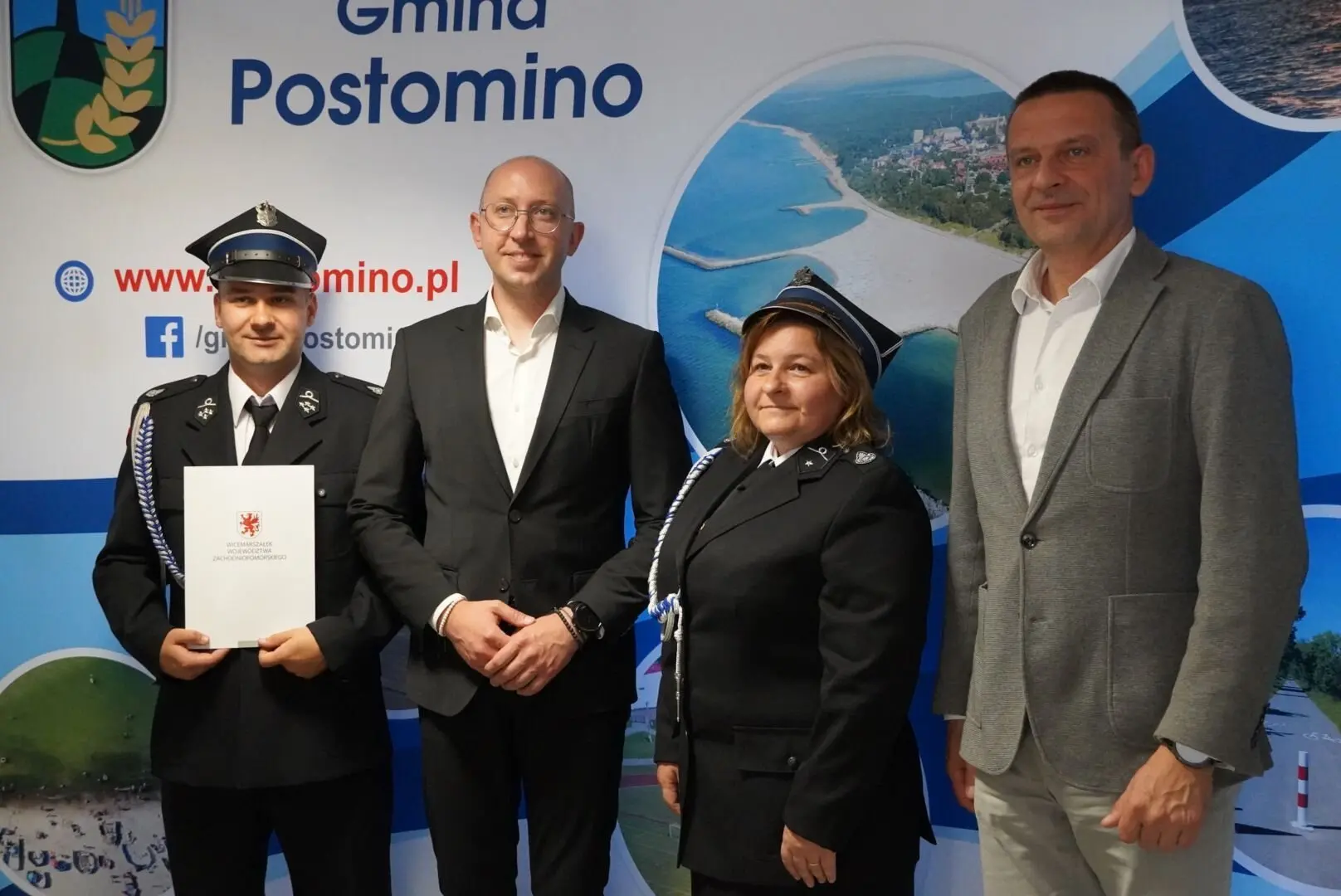 Przy okazji wizyty w Postominie wicemarszałek województwa Jakub Kowalik podpisał granty strażackie z dwiema gminnymi OSP....