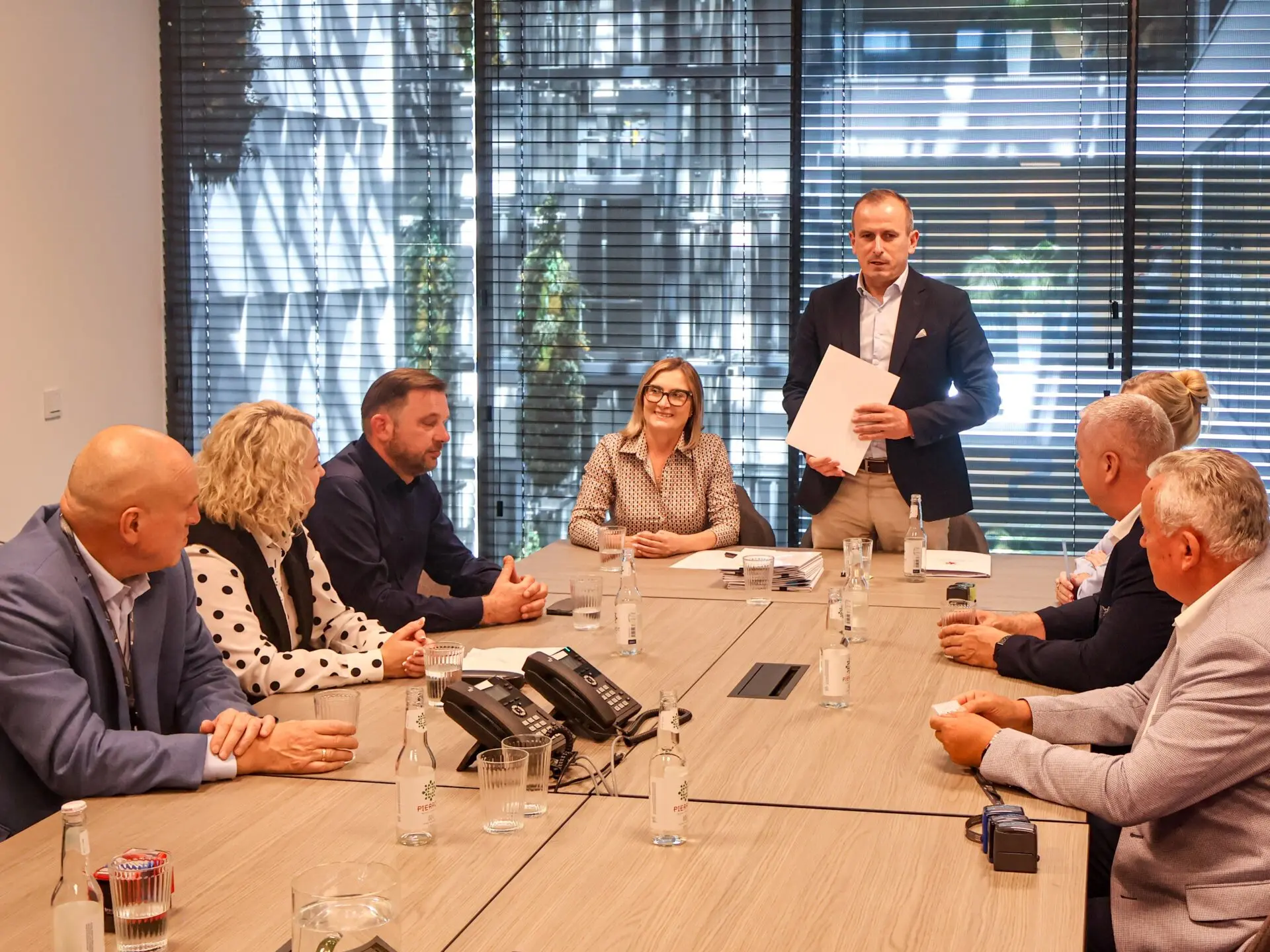 Członek Zarządu Województwa Marcin Łapeciński podpisał umowę gwarantującą władzom gminy Gryfino fundusze europejskie na budowę ścieżki rowerowej w kierunku Nowego Czarnowa....
