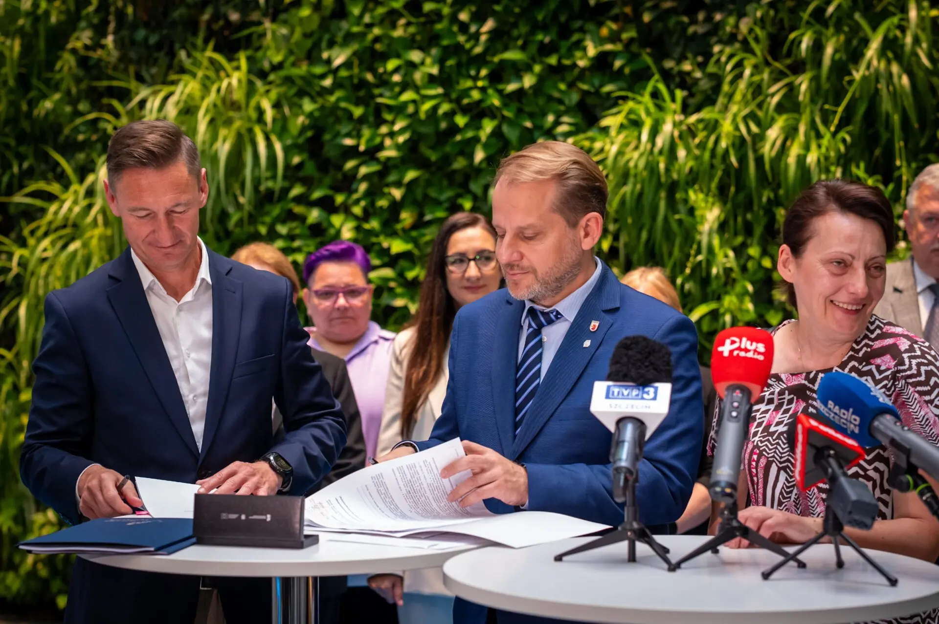 Marszałek województwa Olgierd Geblewicz (z lewej) i burmistrz Krystian Kowalewski podpisali umowę o dofinansowanie ze funduszy europejskich budowy nowego szlaku turystycznego w regionie....