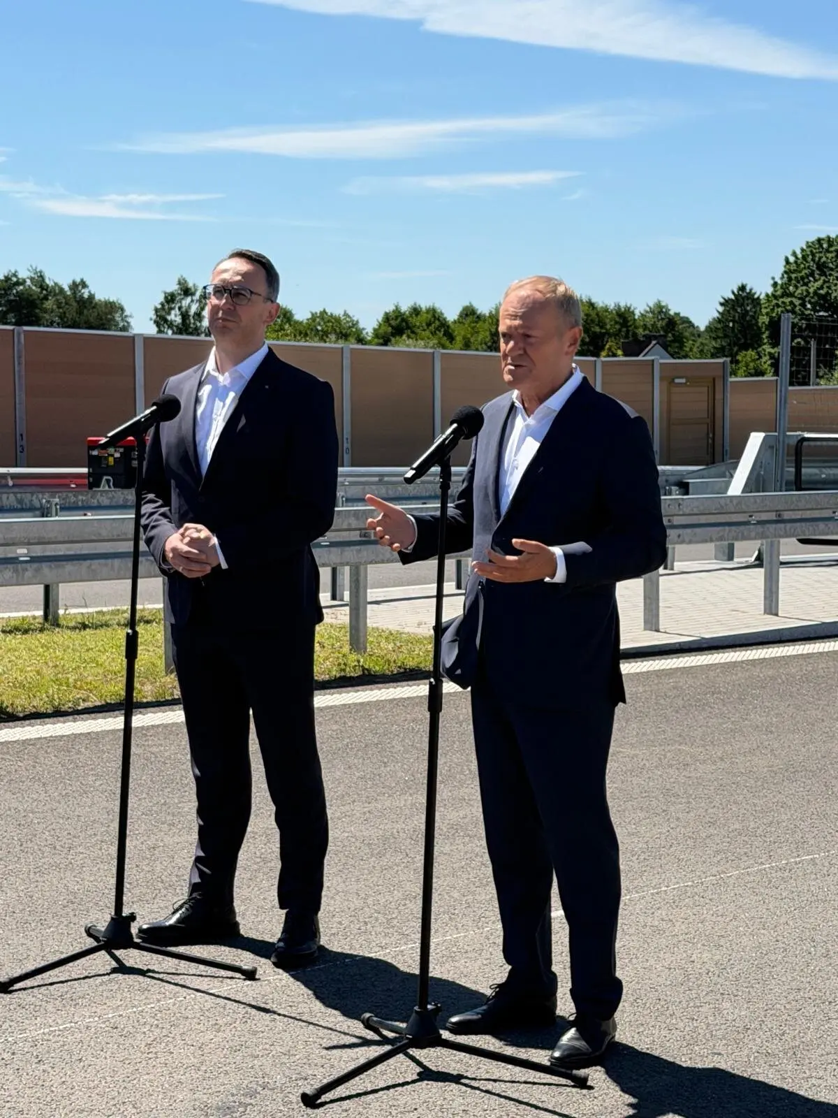 W otwarciu ostatniego odcinka drogi ekspresowej S6 uczestniczyli m.in. Premier RP Donald Tusk oraz Minister Infrastruktury Dariusz Klimczak. Droga S6 jest już gotowa w całości. Dzięki temu trasę ze Szczecina do Gdańska będzie można pokonać w ok. 3,5 godz....