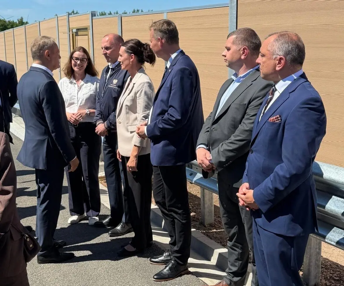 W otwarciu ostatniego odcinka drogi ekspresowej S6 uczestniczyli m.in. Premier RP Donald Tusk oraz Minister Infrastruktury Dariusz Klimczak. Droga S6 jest już gotowa w całości. Dzięki temu trasę ze Szczecina do Gdańska będzie można pokonać w ok. 3,5 godz....