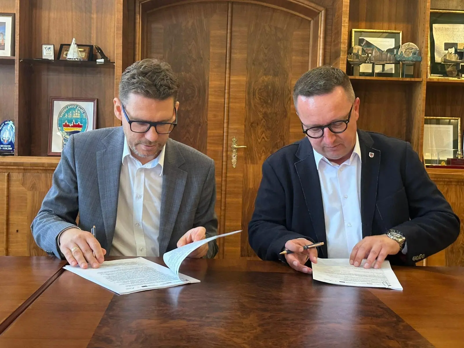 Członek Zarządu Województwa Bogdan Jaroszewicz (z prawej) i zastępca prezydenta Michał Przepiera podpisali umowę przyznającą unijne środki na rewitalizację jednego z wodnych zakątków w Szczecinie....