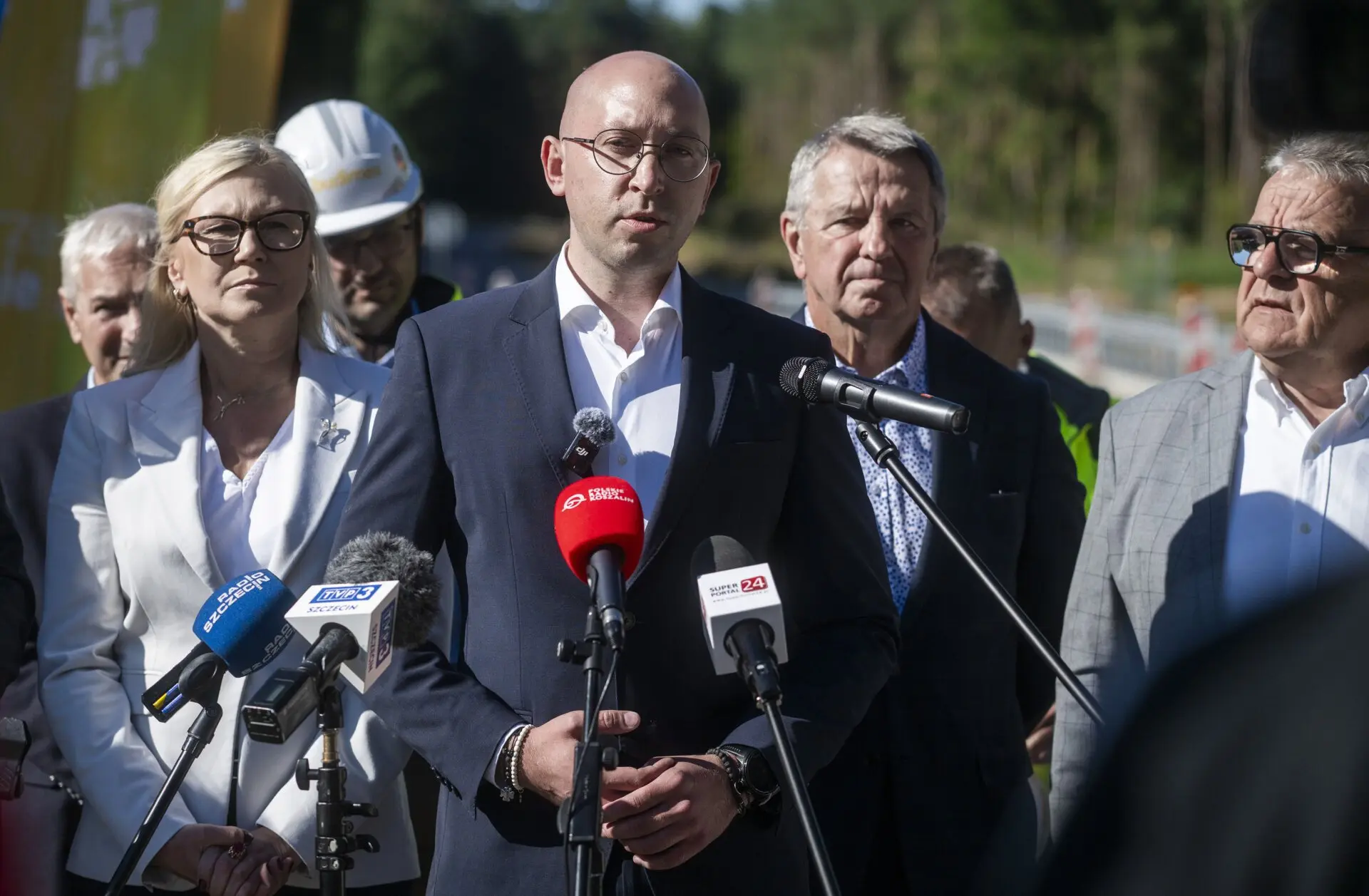 Wicemarszałkowie Województwa Zachodniopomorskiego Anna Bańkowska (z lewej) i Jakub Kowalik (w środku) poinformowali o kończącej się przebudowie drogi wojewódzkiej nr 102 łączącej m.in. Międzyzdroje z Kołobrzegiem...