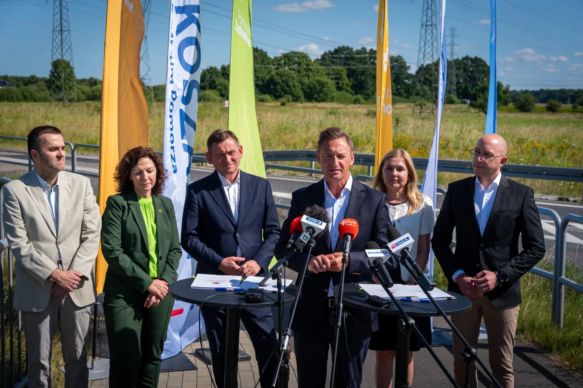 Marszałek województwa Olgierd Geblewicz (przy mikrofonie) podpisał w Koszalinie umowy gwarantujące samorządowi miejskiemu fundusze europejskie na rozbudowę miejskiej sieci tras rowerowych....