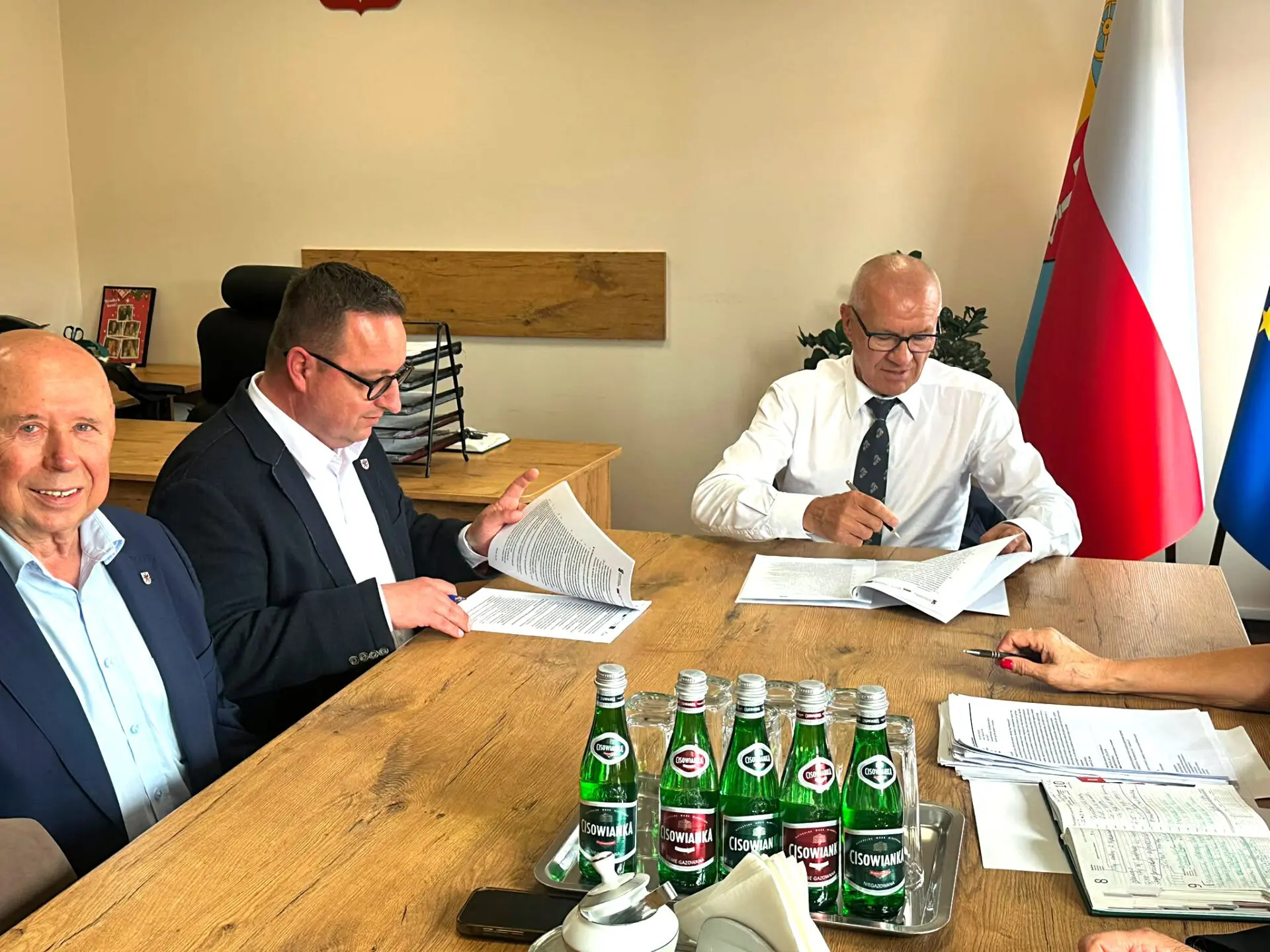 Członek Zarządu Województwa Bogdan Jaroszewicz (drugi z prawej) oraz starosta łobeski Edward Arys podpisali umowę przyznającą fundusze europejskie na remont ostatniego odcinka drogi powiatowej 4314Z....