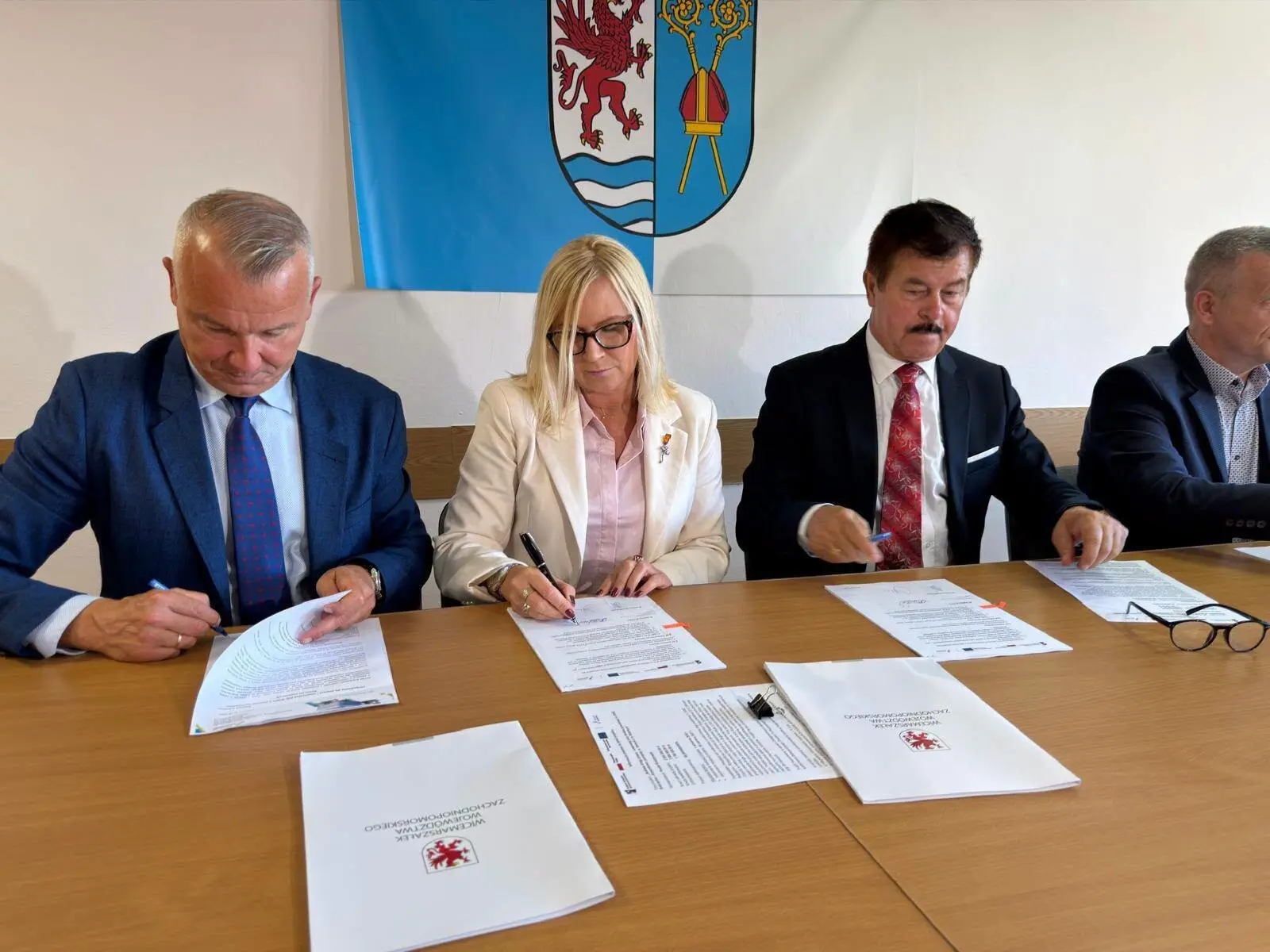 Udogodnienia dla pieszych i rowerzystów przy drodze w powiecie kołobrzeskim. Będzie też wsparcie UE