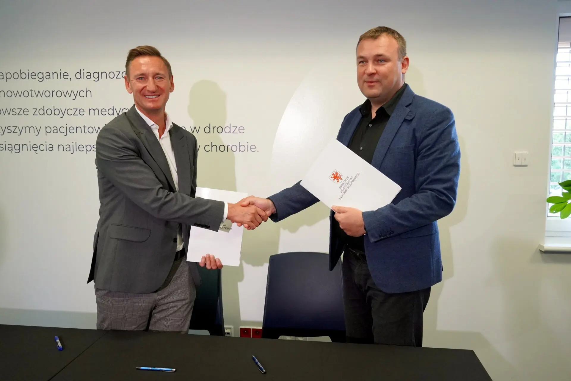 Marszałek województwa Olgierd Geblewicz (z lewej) i dyrektor ZCO w Szczecinie podpisali umowę gwarantującą fundusze europejskie na budowę Ośrodka Rehabilitacji Onkologicznej....