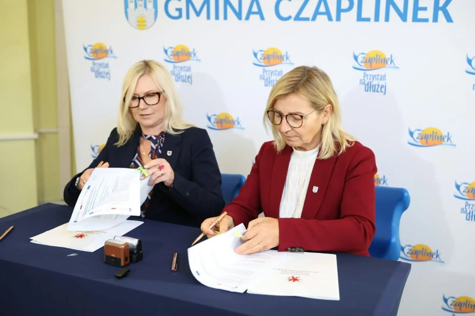 Wicemarszałkini województwa Anna Bańkowska (z lewej) oraz burmistrzyni Katarzyna Szlońska-Getka podpisały umowę o dofinansowanie infrastrukturalnych zmian w szkole podstawowej....
