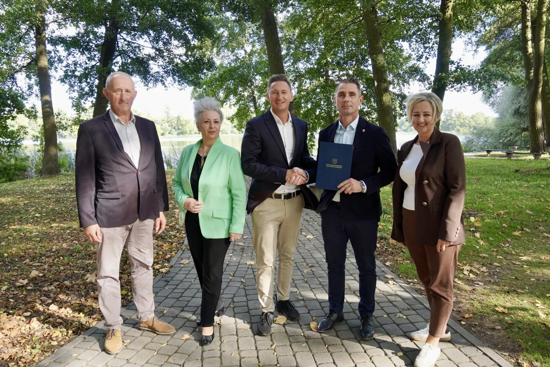 Jednocześnie marszałek Olgierd Geblewicz (trzeci z lewej) przekazał decyzję Zarządu Województwa o unijnym wsparciu dla budowy kolejnej ścieżki rowerowej nad Jeziorem Trzygłowskim w Trzcińsku-Zdroju....