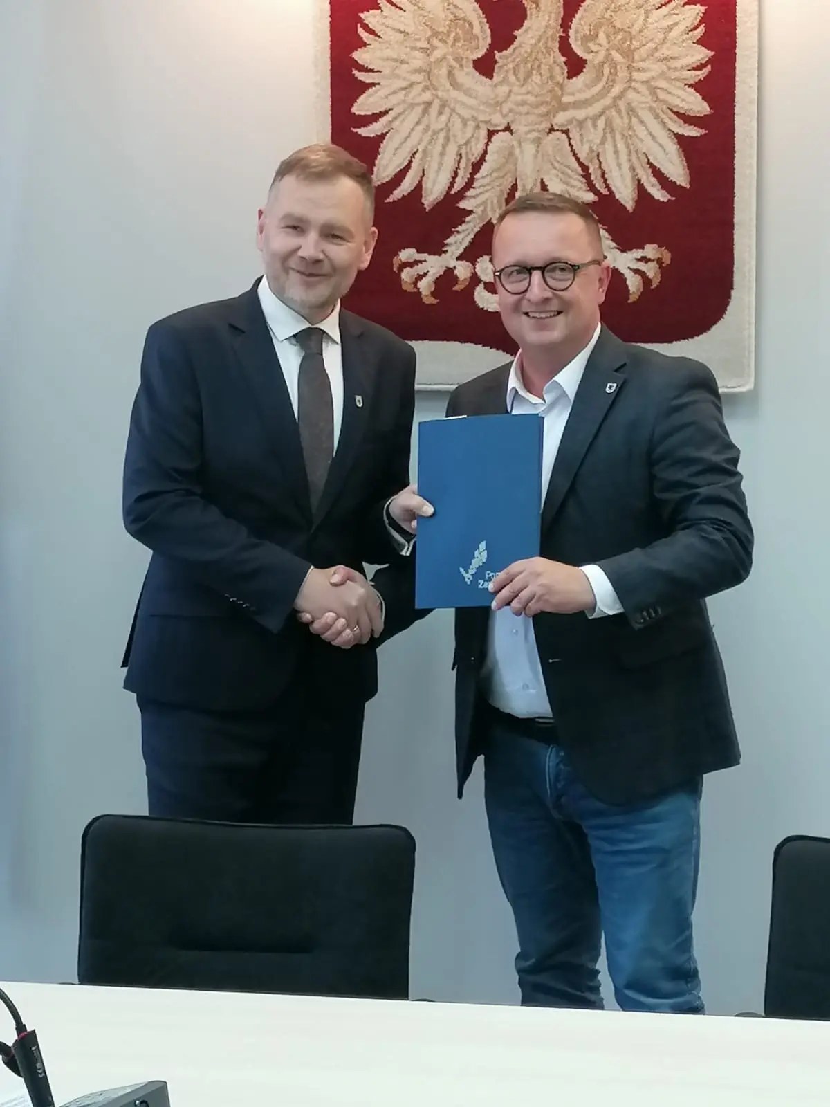 Członek Zarządu Województwa Bogdan Jaroszewicz (z prawej) oraz burmistrz Gryfic Tomasz Aniuksztys podpisali m.in. umowę gwarantującą gminie fundusze europejskie na dalszy rozwój infrastruktury rowerowej....