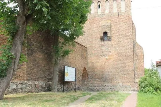 Dzięki funduszom europejskim odrestaurowana będzie wschodni odcinek murów obronnych w Chojnie - fot. rowery.wzp.pl....