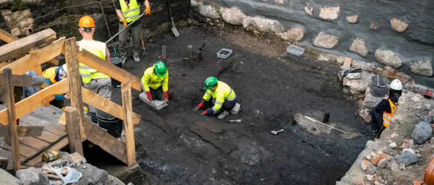 Zamek się zmienia. Postęp prac na dziedzińcach i archeologiczne odkrycia